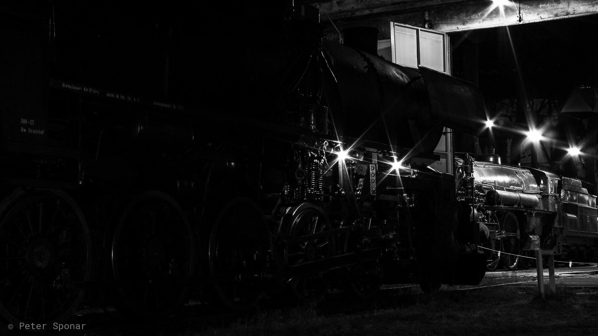 öSek 52.100 im „Heizhaus“ ; in Hintergrund die kkStB 310.23